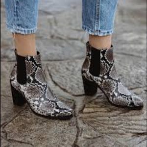 NWT: 
NEW Blondo Emelia Black White Snakeskin Print Boot
Blondo